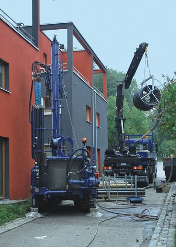 Die Nutzung der oberflächennahen Geothermie zur Gebäudebeheizung erfordert Sorgfalt bei Planung und Ausführung. Sonst ist die angestrebte Energie- und Kosteneffizienz nicht zu erzielen. Das erfordert eine frühe und enge Zusammenarbeit zwischen Geologie- und Haustechnikplanung. - BauGrund Süd Gesellschaft für Geothermie - © BauGrund Süd Gesellschaft für Geothermie
Die Nutzung der oberflächennahen Geothermie zur Gebäudebeheizung erfordert Sorgfalt bei Planung und Ausführung. Sonst ist die angestrebte Energie- und Kosteneffizienz nicht zu erzielen. Das erfordert eine frühe und enge Zusammenarbeit zwischen Geologie- und Haustechnikplanung. - BauGrund Süd Gesellschaft für Geothermie - © BauGrund Süd Gesellschaft für Geothermie