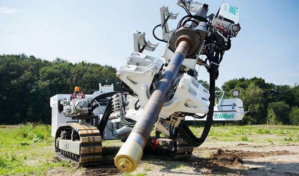 Das Bohrverfahren Geojetting löst mit hohem Wasserdruck das Bodengestein nahezu vollständig auf und verdrängt es in das umgebende Gebirge. Die druckstabilen Bohrrohre ermöglichen auch den schrägen Einbau von Erdwärmesonden. - Vaillant - © Vaillant
