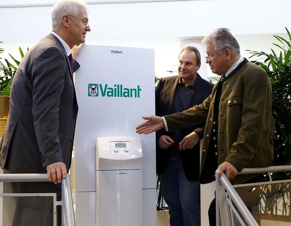 Klaus Jesse, Geschäftsführer Vaillant Deutschland im Gespräch mit Wilhelm Zinoni, Obermeister Innung München, und Werner Obermeier, ZVSHK- Vizepräsident (von links) während der Eröffnung des neuen Vaillant Kundenforums. - Vaillant