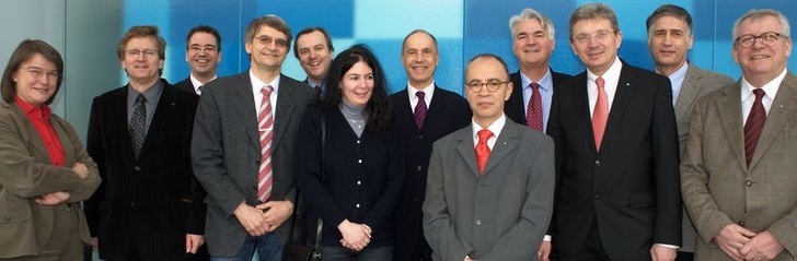 (V.l.) Prof. Dr.-Ing. Ulrike Kuhlmann (Uni Stuttgart), Dipl.-Ing. Andreas Wokittel (Hochtief Facility-Management), Dipl.-Ing. Thomas Terhorst, Geschäftsführer (VDI.e.V.), Franz-Hermann Schlüter (SMP-Ingenieure), Dr.-Ing. Robert Hertle (Ingenieurbüro Dr. Herle), Dr.-Ing. Nicole Riedle (Ingenieurbüro Balneartechnik), Dr.-Ing. Klaus Kunkel (Kunkel und Partner), Prof. Klaus Rudat (TFH Berlin), Dr.-Ing. Wilfried Clauß, Stellvertretender Vorsitzender (IQ Real Estate GmbH), Prof. Dr.-Ing. Uwe Franzke, Vorsitzender (ILK gGmbH), Prof. Dr.-Ing. Marten F. Brunk (RWTH Aachen), Prof. Dr.-Ing. H.-J. Tenhumberg (FH Trier), nicht auf dem Bild: Dipl.-Ing. Peter Steinhagen (Züblin). - VDI