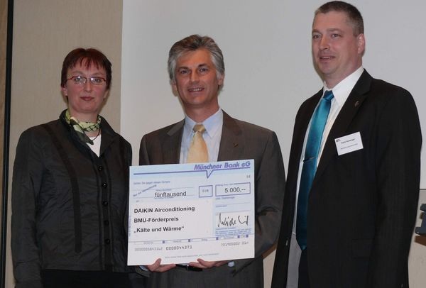 Xavier Feys, Managing Director Daikin Airconditioning Germany, nimmt den Förderpreis “Kälte und Wärme“ von Astrid Klug, Parlamentarische Staatssekretärin beim Bundesminister für Umwelt, Naturschutz und Reaktorsicherheit, und vom Juryvorsitzenden Frank Heuberger (rechts), Bundesinnungsmeister (BIV), entgegen. Xavier Feys, Managing Director Daikin Airconditioning Germany, nimmt den Förderpreis “Kälte und Wärme“ von Astrid Klug, Parlamentarische Staatssekretärin beim Bundesminister für Umwelt, Naturschutz und Reaktorsicherheit, und vom Juryvorsitzenden Frank Heuberger (rechts), Bundesinnungsmeister (BIV), entgegen.