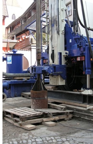 In unmittelbarer Nähe des Sondenfeldes wurde bei der Erkundungsbohrung 2 eine quellfähige Schicht von rund 70 m Mächtigkeit festgestellt. - MDS