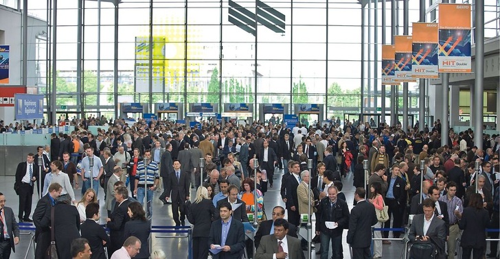 Schon lange vor ihrer Eröffnung konnte die Intersolar 2009 neue Rekorde bei Fläche und Ausstellerzahl melden. Als die Messe schloss, konnte mit rund 60000 Besuchern eine weitere Bestmarke notiert werden. - Solar Promotion - © Solar Promotion
