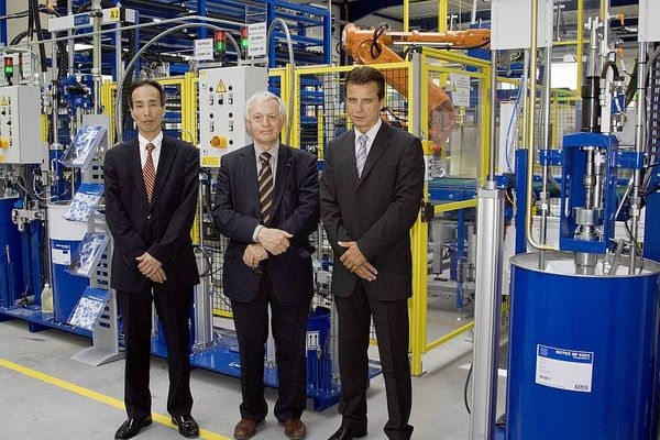 Die Vorstandsmitglieder der Rotex-Muttergesellschaft machen sich ein Bild von der neuen Fertigung von Solaris-Kollektoren (v.l.): Masatsugu Minaka (President Daikin Europe), Frans Hoorelbeke (Chairman Daikin Europe), Franz Grammling (Geschäftsführer Rotex). - Rotex