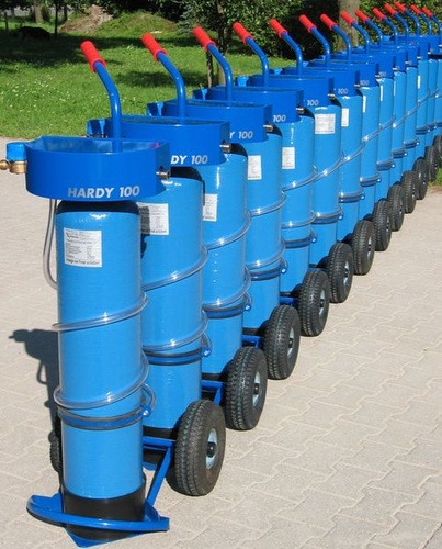 HARDY 100 füllt Heizungsanlagen mit Unterhaltskosten von ca. 1 Euro/m3. - Hannemann - © Hannemann
HARDY 100 füllt Heizungsanlagen mit Unterhaltskosten von ca. 1 Euro/m3. - Hannemann - © Hannemann