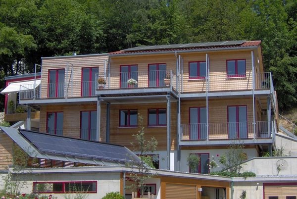 Das neuartiges Haustechnikkonzept verhilft dem Null-Heizenergie-Haus trotz leichter Bauweise und notwendiger sommerlicher Kühlung zu einem Heizwärmebedarf von lediglich 11,3 kWh/(m2a). - Variotec