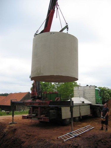Einbau einer Zisterne in das Erdreich. Die Behälter fassen 11 bzw. 12,5 m3 Wasser. - Variotec - © Variotec
Einbau einer Zisterne in das Erdreich. Die Behälter fassen 11 bzw. 12,5 m3 Wasser. - Variotec - © Variotec