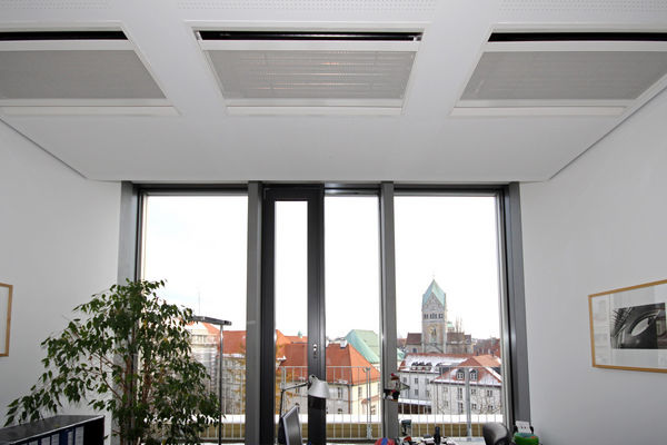 Insgesamt wurden im Altstadt-Palais 434 aktive, deckenintegrierte Kühlkonvektoren von TTC Timmler Technology installiert. - TTC Timmler Technology - © TTC Timmler Technology
Insgesamt wurden im Altstadt-Palais 434 aktive, deckenintegrierte Kühlkonvektoren von TTC Timmler Technology installiert. - TTC Timmler Technology - © TTC Timmler Technology