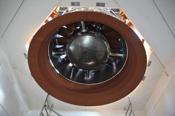 Einlassen eines TLT-Turbo-Tunnel-Axialventilators mit einem Rotordurchmesser von 2,818 m in die individuell für den Prüfaufbau angefertigte Konstruktion. - MPA Braunschweig - © MPA Braunschweig
