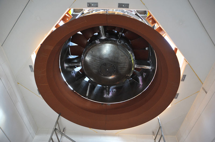 Einlassen eines TLT-Turbo-Tunnel-Axialventilators mit einem Rotordurchmesser von 2,818 m in die individuell für den Prüfaufbau angefertigte Konstruktion. - MPA Braunschweig - © MPA Braunschweig
Einlassen eines TLT-Turbo-Tunnel-Axialventilators mit einem Rotordurchmesser von 2,818 m in die individuell für den Prüfaufbau angefertigte Konstruktion. - MPA Braunschweig - © MPA Braunschweig