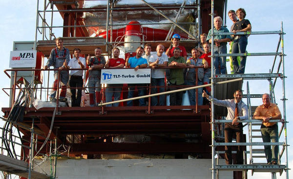 Zufriedene Gesichter nach der gelungenen Prüfung bei der MPA in Braunschweig (v.l.): Mathias Scheler, Jürgen Steltmann, Stefan Modrzik, Nils Baumgarten, Stefan Schuler, Michael Cöllen, Andreas Wolf, Dirk Kirchner, Joachim Grossmann, Michael Schynawa — Leiter des Projekts, Holger Klintworth, Jan Detlefsen, Oskar Weinmann, Rainer Stolz, Julia Eidam, Udo Jung, Johann Sura. - TLT-Turbo - © TLT-Turbo
