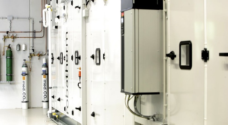 Technik von robatherm. Der Spezialist stattete den Tübinger Experimental-OP mit seinen Hygienegeräten aus. Die RLT-Geräte werden individuell geplant und ausgeführt. - © robatherm
 Technik von robatherm. Der Spezialist stattete den Tübinger Experimental-OP mit seinen Hygienegeräten aus. Die RLT-Geräte werden individuell geplant und ausgeführt. - robatherm