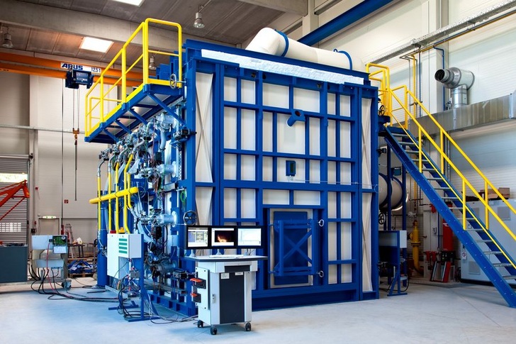 In dem Brandprüfofen des ICB von Trox lassen sich selbst riesige Tunnelklappen testen. - Trox