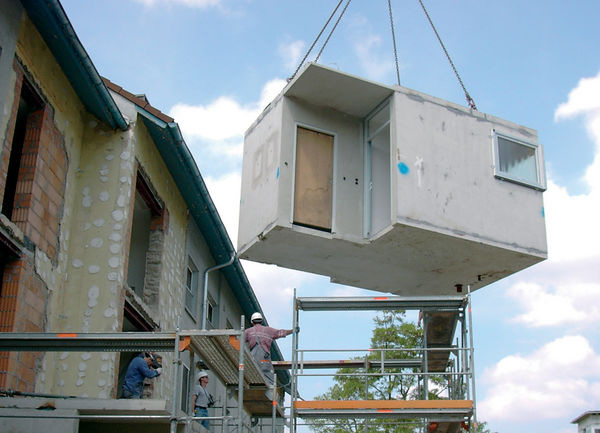 Betonfertigbäder in Turmbauweise: Der selbst tragende freistehende Baukörper wird einfach vor die Fassade gesetzt. - Fachverband Fertigbad