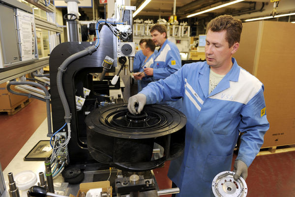 Montage eines RadiCal. Der strömungstechnisch optimierte Energiesparventilator von ebm-papst erreicht schon heute die nun festgelegten Mindestanforderungen der EU. - ebm-papst