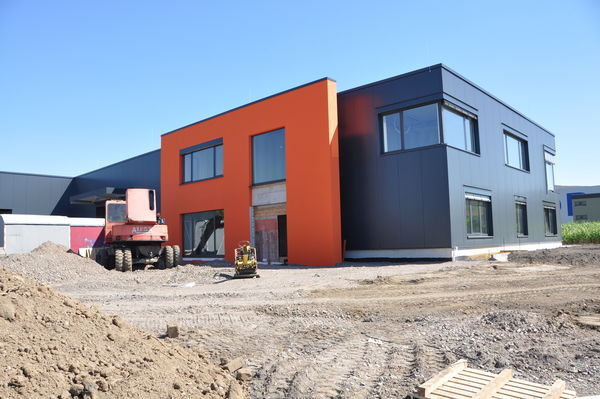 Neubau des Netto-Null-Energie-Gebäudes von Zeller/Athoka. - Daikin Airconditioning Germany