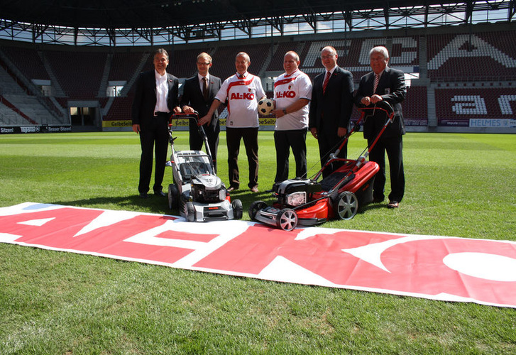 Präsentation des neuen FCA-Trikots (von links): FCA-Geschäftsführer Andreas Rettig, Rouven Kasper (Sportfive), FCA-Präsident Walther Seinsch, Raymond Kober, Mitglied des Vorstandes der AL-KO Kober AG, Wolfgang Hergeth, Leiter Zentrales Marketing der AL-KO Kober AG, und der FCA-Aufsichtsratsvorsitzende Peter Bircks. - © AL-KO
 Präsentation des neuen FCA-Trikots (von links): FCA-Geschäftsführer Andreas Rettig, Rouven Kasper (Sportfive), FCA-Präsident Walther Seinsch, Raymond Kober, Mitglied des Vorstandes der AL-KO Kober AG, Wolfgang Hergeth, Leiter Zentrales Marketing der AL-KO Kober AG, und der FCA-Aufsichtsratsvorsitzende Peter Bircks. - AL-KO