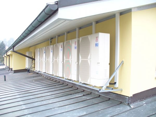 Sechs Luft/Luft-Wärmepumpen versorgen die zentrale Lüftungsanlage ganzjährig mit Wärme und Kälte. - Mitsubishi Electric