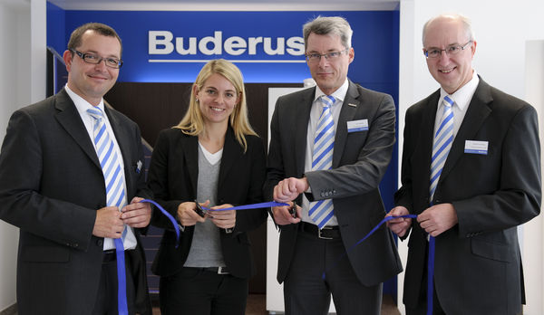 Mit einem symbolischen Akt haben Guido Frei (Leiter Buderus-NL München), Nia Künzer (ehemalige Fußball-Nationalspielerin), Uwe Ladwig (Leiter Vertrieb Buderus Deutschland) und Hans-Georg Kring (Leiter Buderus Schulungen und Information) das regionale Trainingscenter München eröffnet. - Buderus