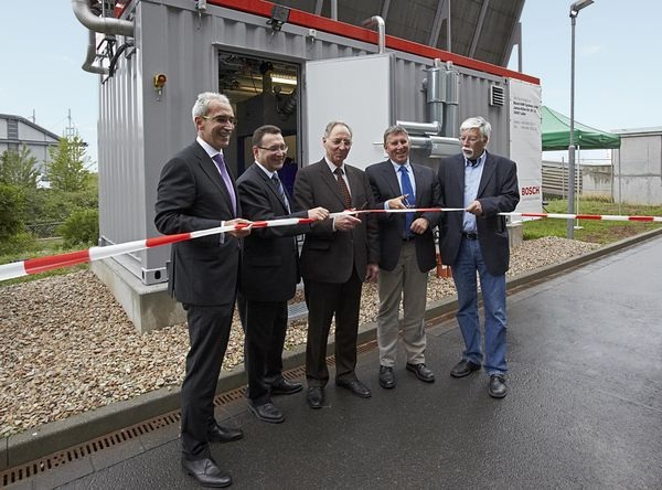 Nehmen die Anlage in Betrieb (von links nach rechts): Ralf Klein (Vorsitzender der Geschäftsführung Bosch KWK Systeme GmbH), Markus Töpfer (Geschäftsführer Rhein-Main-Deponie GmbH), Helmut Ziegler (Geschäftsführer Bosch KWK Systeme GmbH), Hans-Jürgen Hielscher (Aufsichtsratsvorsitzender Main-Taunus-Recycling GmbH), Gerd Mehler (Geschäftsführer Rhein-Main-Deponie GmbH). - Bosch Thermotechnik - © Bosch Thermotechnik
