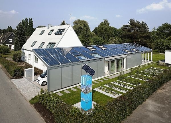 Mit einem Energiedach (Solarthermie / Photovoltaik) auf dem Erweiterungsbau deckt das LichtAktiv Haus seinen Energiebedarf erneuerbar und bietet CO2-neutrales Wohnen in einem modernisierten Siedlerhaus aus den 1950er-Jahren. - Velux / Adam Mørk - © Velux / Adam Mørk

