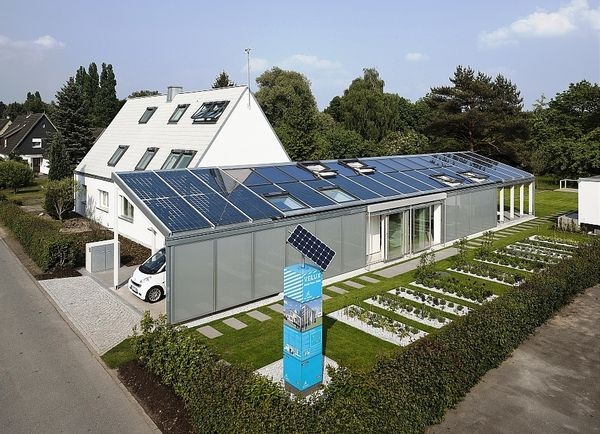 Mit einem Energiedach (Solarthermie / Photovoltaik) auf dem Erweiterungsbau deckt das LichtAktiv Haus seinen Energiebedarf erneuerbar und bietet CO2-neutrales Wohnen in einem modernisierten Siedlerhaus aus den 1950er-Jahren. - Velux / Adam Mørk - © Velux / Adam Mørk
Mit einem Energiedach (Solarthermie / Photovoltaik) auf dem Erweiterungsbau deckt das LichtAktiv Haus seinen Energiebedarf erneuerbar und bietet CO2-neutrales Wohnen in einem modernisierten Siedlerhaus aus den 1950er-Jahren. - Velux / Adam Mørk - © Velux / Adam Mørk