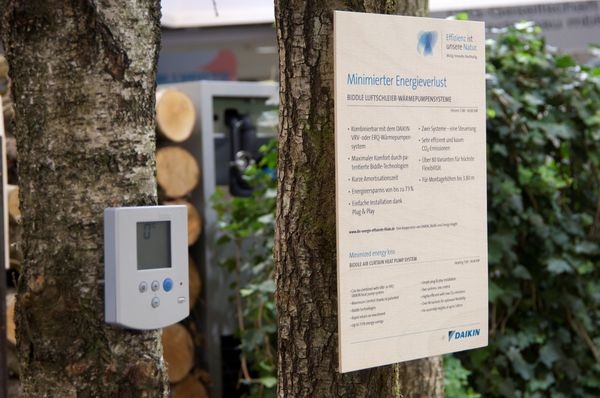 Unbehandelte Baumstämme wurden zur Präsentation der Daikin Produkte genutzt und später zu Nutzholz weiterverarbeitet. - © Daikin
Unbehandelte Baumstämme wurden zur Präsentation der Daikin Produkte genutzt und später zu Nutzholz weiterverarbeitet. - Daikin
