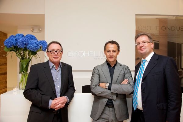 Bei der Eröffnung des “Grohe Live!“-Centers in New York (v.l.): Franz Droege (President / CEO Grohe America), Paul Flowers (Senior Vice President Design der Grohe AG) und Michael Rauterkus (President Europe Grohe AG). - Grohe - © Grohe
Bei der Eröffnung des “Grohe Live!“-Centers in New York (v.l.): Franz Droege (President / CEO Grohe America), Paul Flowers (Senior Vice President Design der Grohe AG) und Michael Rauterkus (President Europe Grohe AG). - Grohe - © Grohe