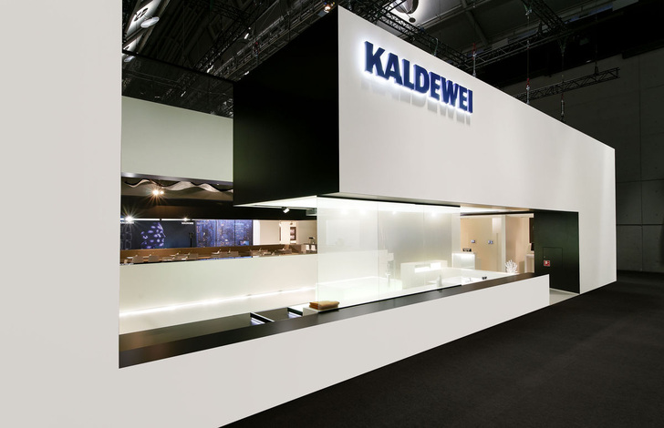 Ausgezeichnet mit einem red dot award: communication design 2011: Der ISH-2011-Messestand von Kaldewei. - Kaldewei