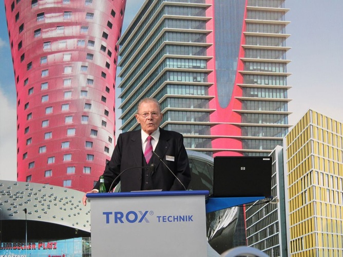 Heinz Trox bei der Eröffnung der neuen Produktionshalle für RLT-Zentralgeräte in Anholt.