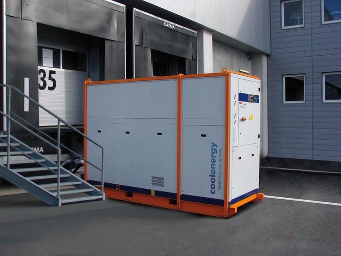 Installation des Kaltwassersatzes im Außenbereich der Kommissionierungshalle. - CoolEnergy