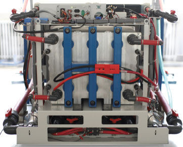 Der Stack bildet das Herzstück der 5 kW Redox-Flow-Batterie. Er bestimmt über seine Kontaktfläche die zur Verfügung gestellte elektrische Leistung. - © Ostfalia
Der Stack bildet das Herzstück der 5 kW Redox-Flow-Batterie. Er bestimmt über seine Kontaktfläche die zur Verfügung gestellte elektrische Leistung. - Ostfalia
