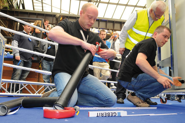 Ständige “Bauüberwachung“ durch die Jury. - Geberit