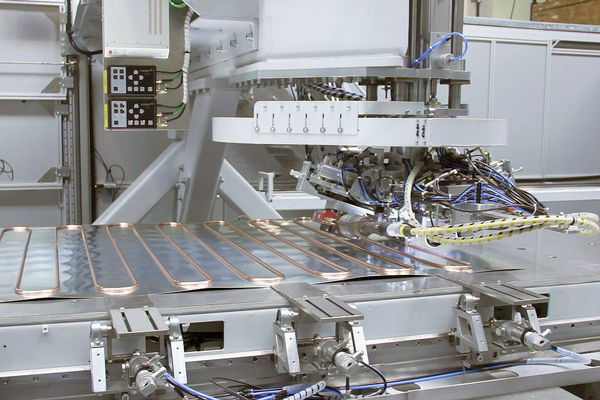 Weltweit einzigartige Hightech-Maschine zur Absorber-Fertigung. - TiSUN / DTEC - © TiSUN / DTEC
