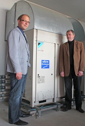 Torsten Meiler, Leiter der denn`s-Bauabteilung (links) und Klaus Tadajewski, Assistant Manager Refrigeration Daikin Airconditioning Germany, am invertergeregelten Außengerät des Conveni-Packs. - denn`s Biomarkt - © denn`s Biomarkt
