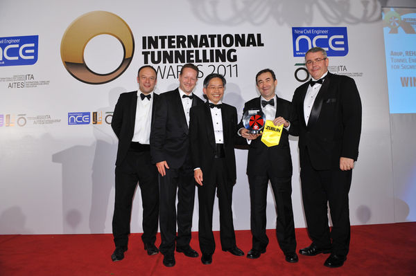 Jörg Böbel (2. v.l.) aus dem Rehau-Verkaufsbüro in Shanghai nimmt zusammen mit Vertretern von Arup und Züblin den Tunnelling Award 2011 entgegen. - Rehau