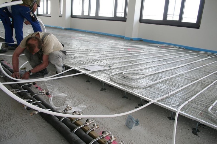 Anschluss an die Hauptleitung und Verlegung der Rohre. - Wieland