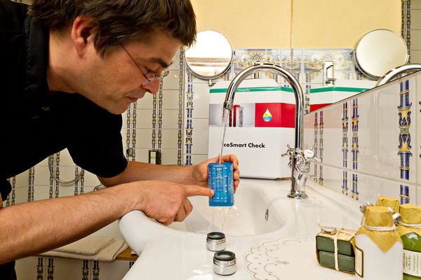 Richard Grohe demonstriert den Einsatz des EcoSmart Check-Pakets. - Hansgrohe - © Hansgrohe
