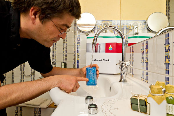 Richard Grohe demonstriert den Einsatz des EcoSmart Check-Pakets. - Hansgrohe - © Hansgrohe
Richard Grohe demonstriert den Einsatz des EcoSmart Check-Pakets. - Hansgrohe - © Hansgrohe