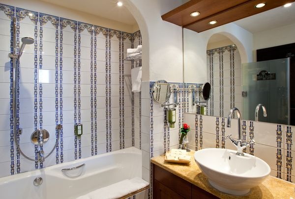 Bad mit EcoSmart-Brause und Waschtischarmatur mit EcoSmart-Strahlformer im Erlebnishotel Santa Isabel im Europa-Park. - Hansgrohe