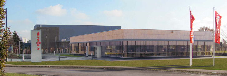 Die neue Viessmann Verkaufsniederlassung Plattling wurde nach einem neuen Viessmann-Gebäude-Standard konzipiert und gebaut. Sie wird CO2-frei mit Strom und Wärme aus erneuerbaren Energien versorgt. - Viessmann
