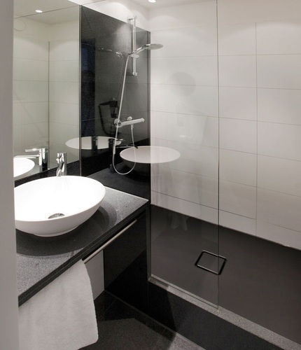 Kaldewei Stahl-Email Dusche im Motel One Stuttgart-Hauptbahnhof. Die Duschfläche Conoflat wurde passend zum Granitboden in edlem Schwarz-Seidenmatt eingebaut. - Kaldewei