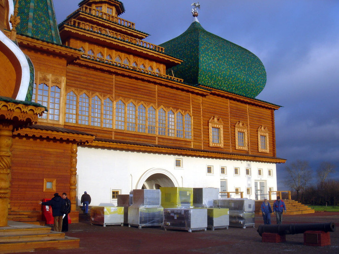Ein Teil der 29 kompakten Zentrallüftungsgeräte kurz vor der Installation in dem 7230 m2 großen Gebäude. - Ciat