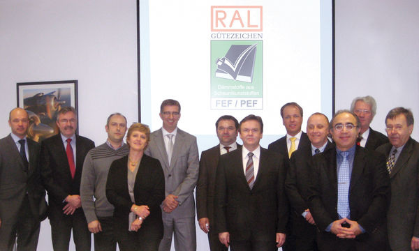 CEFEP-Gründungssitzung in Düsseldorf (v.l.): Roland Hebbel (Steinbacher Dämmstoffe), Jan Niermans (Thermaflex), Andrea Marenghi (L’Isolante K-flex), Vittoria Orienti (Union Foam), Ferdinand Braun (NMC), Roland Baumann (Aeroflex), Ralf Springub (Kaimann), Malte Witt (Armacell), Wolfgang Andrae (Kaimann), Georg Eleftheriadis (Armacell), Klaus Zipp (Güteschutzgemeinschaft Hartschaum) und Otto Ganschow (Firo). - CEFEP