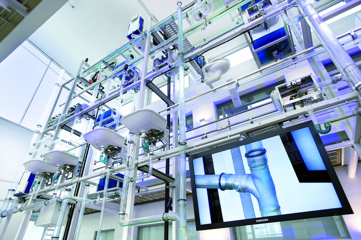 Der Abwasserturm im Geberit Informationszentrum wurde mit neuer Technik ausgestattet... - © Geberit
 Der Abwasserturm im Geberit Informationszentrum wurde mit neuer Technik ausgestattet... - Geberit