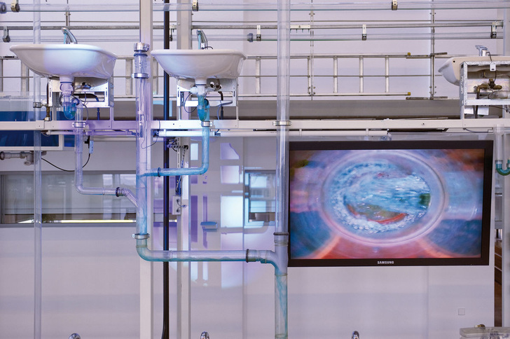 …über hochauflösende Kameras und große Flachbildschirme können die Schulungsteilnehmer jetzt Details der Abwasserhydraulik noch besser mitverfolgen. - © Geberit
 …über hochauflösende Kameras und große Flachbildschirme können die Schulungsteilnehmer jetzt Details der Abwasserhydraulik noch besser mitverfolgen. - Geberit