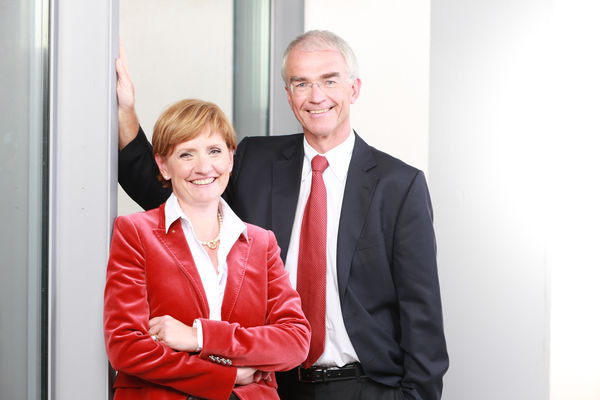 Blicken auf ein sehr erfolgreiches Geschäftsjahr 2011: Die geschäftsführenden Lamilux-Gesellschafter Dr. Dorothee und Dr. Heinrich Strunz. - © Lamilux
 Blicken auf ein sehr erfolgreiches Geschäftsjahr 2011: Die geschäftsführenden Lamilux-Gesellschafter Dr. Dorothee und Dr. Heinrich Strunz. - Lamilux