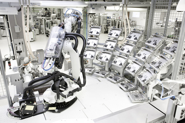 Fertigung der Rautitan-PX-Verbinder. - © Rehau
 Fertigung der Rautitan-PX-Verbinder. - Rehau