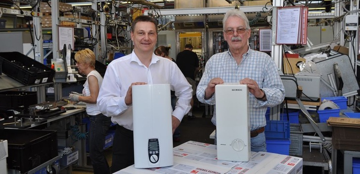 Ernst Appun (rechts) mit dem Ur-DHE von 1987, und sein Nachfolger Olaf Diederich mit dem Sondermodell zum 25-jährigen Jubiläum des DHE. - Stiebel Eltron