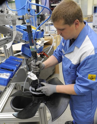 Montage von hocheffizienten elektronisch geregelten GreenTech EC-Ventilatoren. - ots / ebm-papst - © ots / ebm-papst
Montage von hocheffizienten elektronisch geregelten GreenTech EC-Ventilatoren. - ots / ebm-papst - © ots / ebm-papst